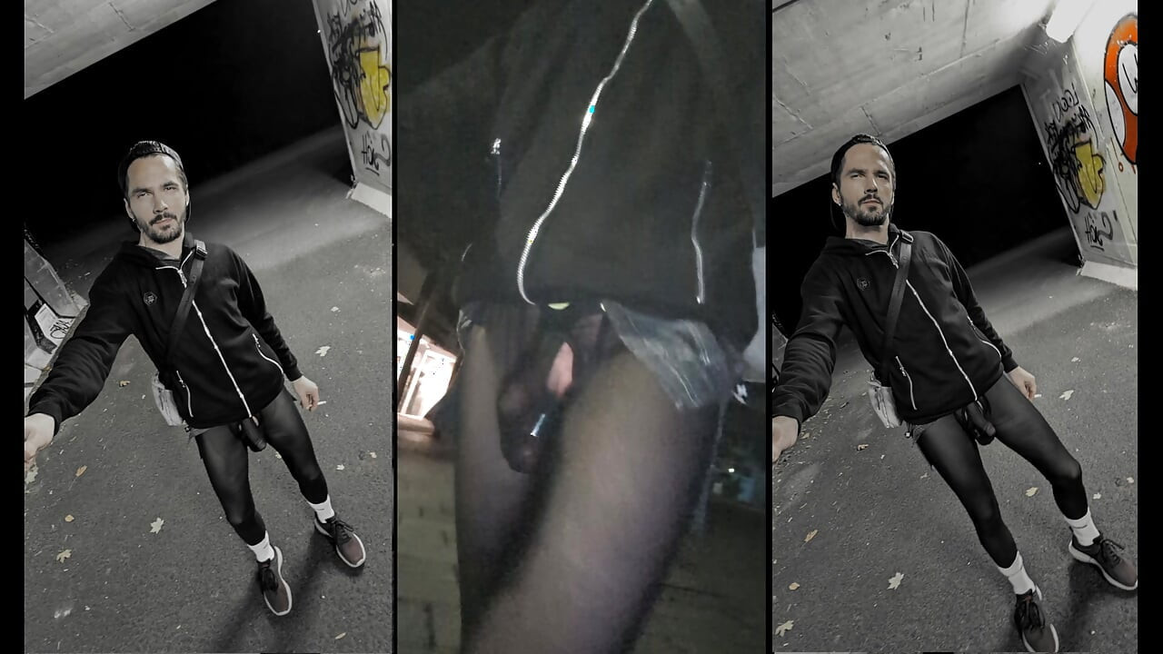 Promenade à travers la ville dans un legging transparent (Bulge Meggings)