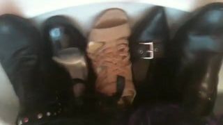 Mãe de calcinha de sutiã, meia-calça e muitos sapatos
