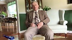 Papa se masturbe en costume et chaussettes