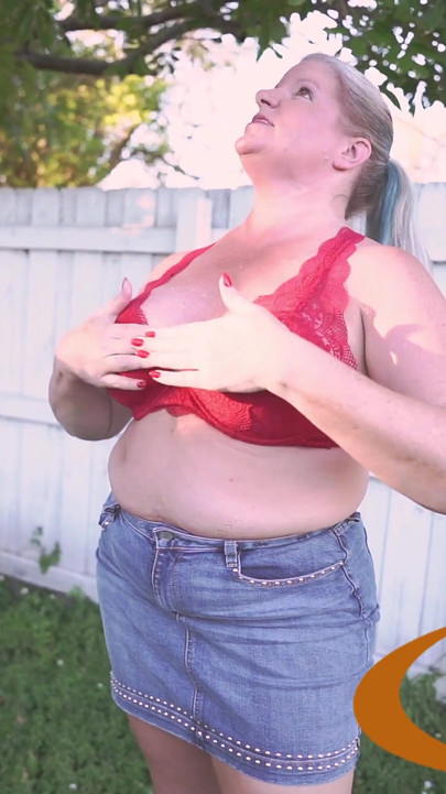 Semaj Media Tall Mature PAWG Heidi Shows Her Ass off & Rubs Her Pussy in the Backyard