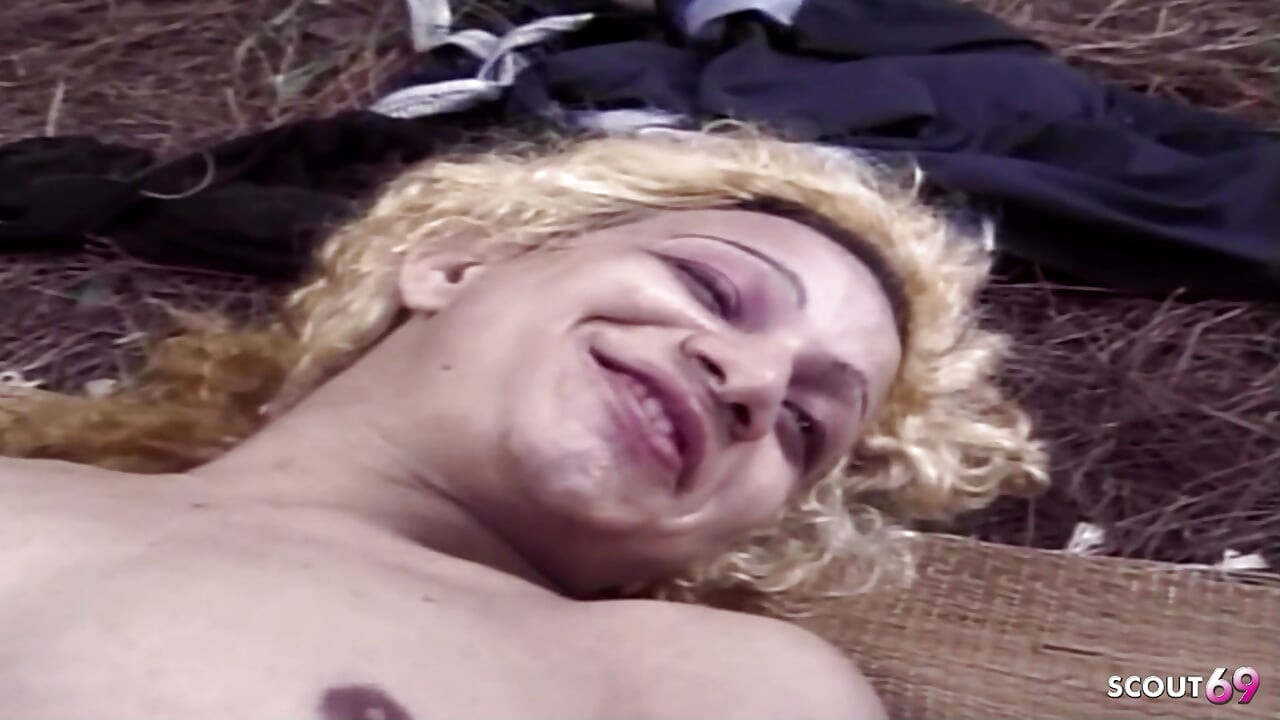 Plavuša transica daje dečkima lizanje guze i jebe ih analno na otvorenom