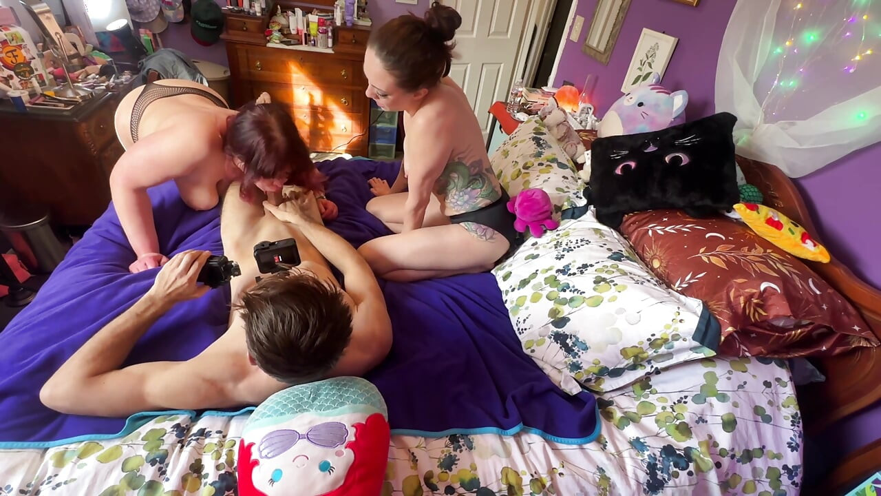 W porządku, jesteśmy w! Możesz nas przelecieć oboju! Dwie słodkie milf pieprzą roomate dla creampie