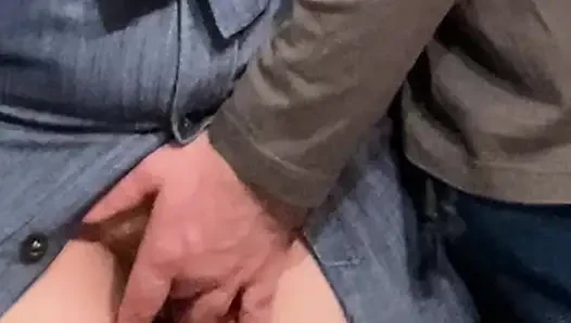 Yaşlı sapık metroda küçük amına dokunuyor