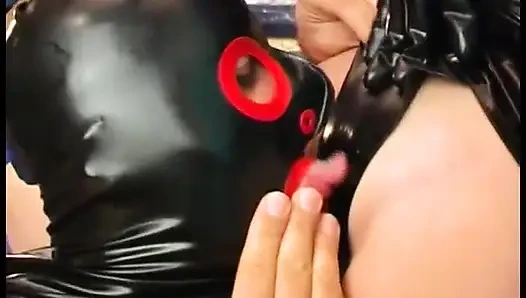 Gadis fetish bertopeng dientot gaya doggy