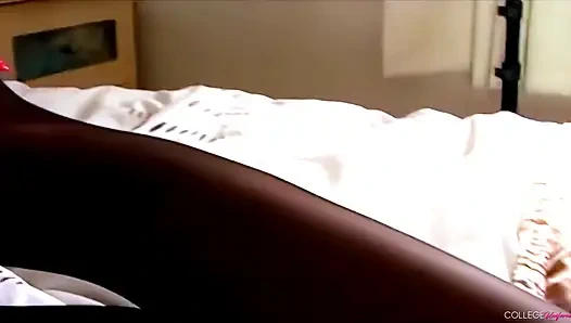 Sasha cane menggoda dengan seragam sambil menggoda