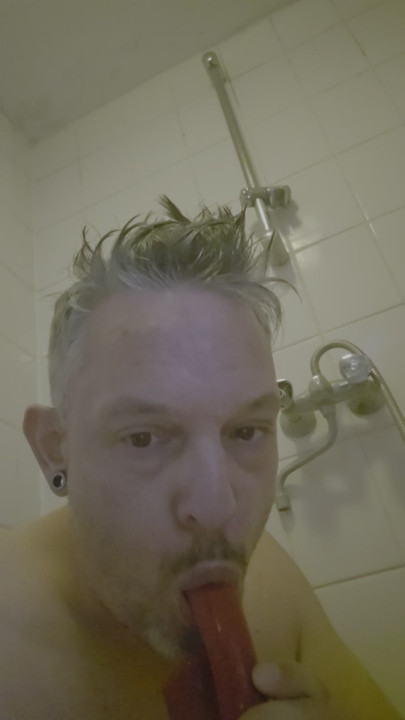 Boquete com dildo no banheiro