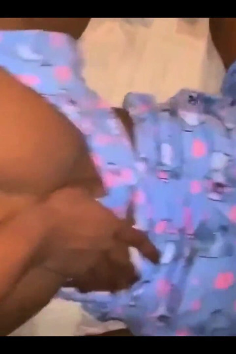 รุ่นแม่น่าเย็ดสุดฮอตปล่อยให้เขานอนโดยไม่กินควยใหญ่ของคนผิวดําดูว่าตูดเธอสั่นและหดตัวจากฉากหลังอย่างไร