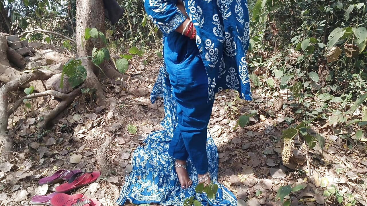 Indiana do interior Vídeo de sexo, menina indiana peituda pressiona por seu meio-irmão na vila ao ar livre