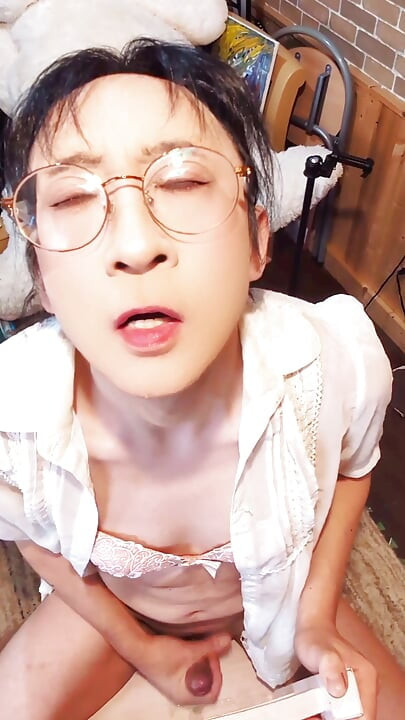 私のアナルを犯してほしい。私は日本のトランスジェンダーです。アナルにディルドを入れると電撃が走ったような快楽に堕ちていく。私は湧き上がってくる気持ちよさの波に耐えられず思わず声が出てしまいました。気持ち良いアナルオナニーを一緒にしたいな。