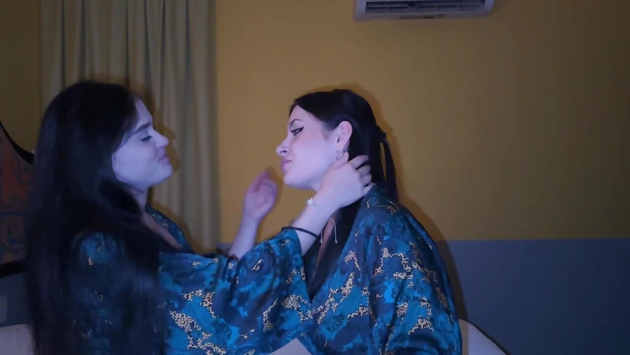 COMPILAȚIE DE SĂRUTĂRI LESBIENE ȘI ORGASM