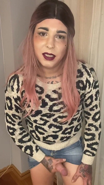 U jakni s uzorkom jaguara i traper suknji, posebno sam se našla seksi u ovom looku, i je li vam se svidjelo?