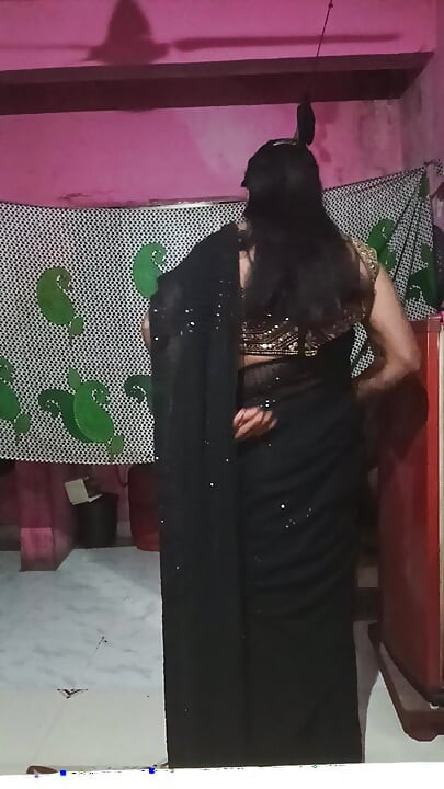 Madhuri bhabhi apni gand me do egg dalikali sari pehenkar