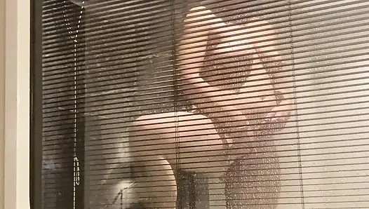 Otel banyosunda görünmez kamera, otel banyosunda hamile kızıl saçlı kadını pencereyle izle