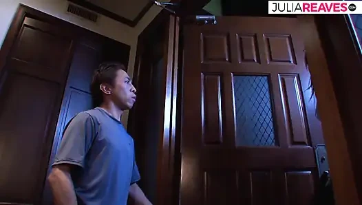 Крошка давится хуищем, затем скачет на нем до камшота