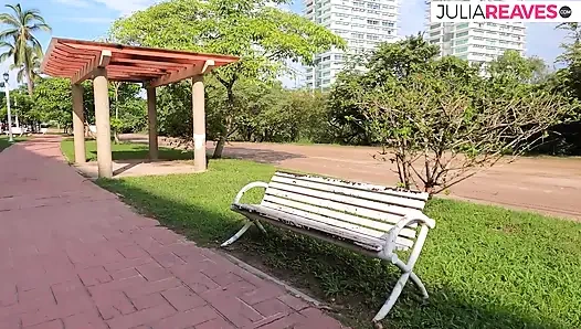 Dövmeli kızlar ateşli üçlü grup sekste birbirlerinin göğüslerini emiyor ve sonra büyük bir yarak emiyor