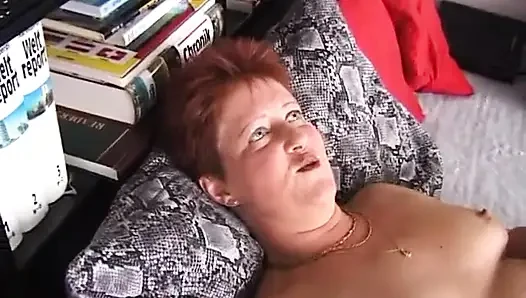 Рыжая играет со своими пальцами и членом