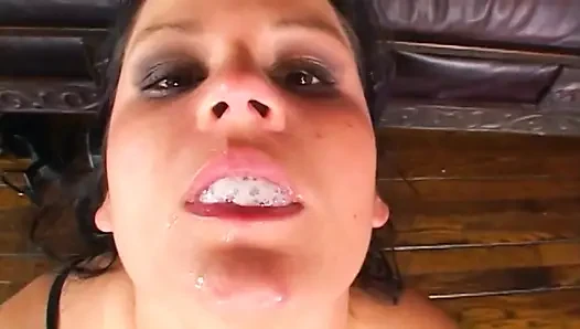Tante seksi rambut cokelat ini dientot sampai orgasme sambil meringis keenakan