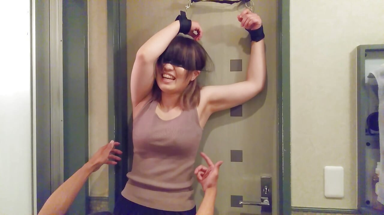 Mujer casada haciendo cosquillas Parte 1