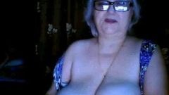 Abuela rusa ex maestra mostrando sus grandes tetas en la webcam