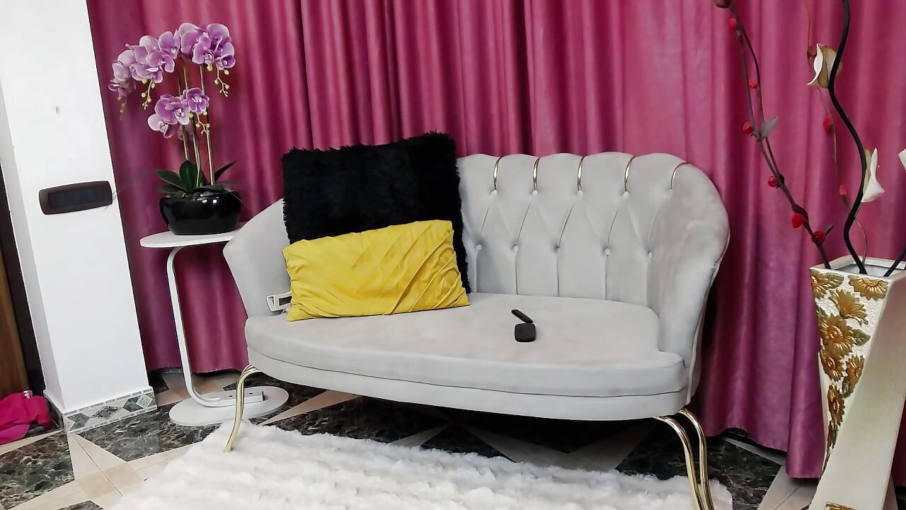Luxa Cole Uses an Interactive Vibrator in a Solo Show