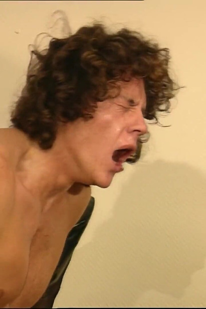 Vrući analni seks za žudnu malu kurvicu