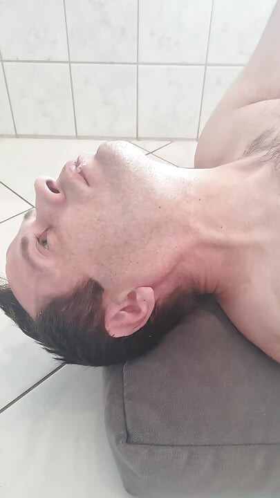 Eu como minha própria garganta