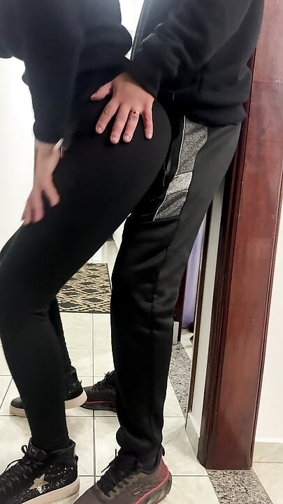 Colegii se agață și fac sex pe holul companiei.