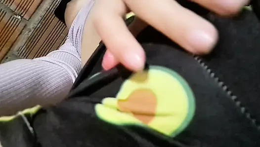 College-Mädchen masturbiert, bis sie spritzt