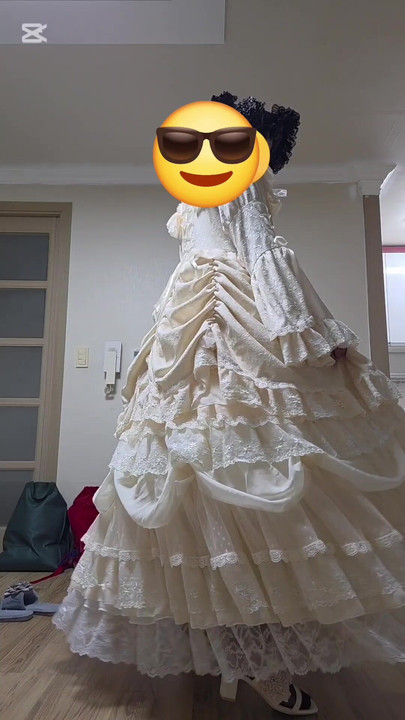transvestit pleše u haljini