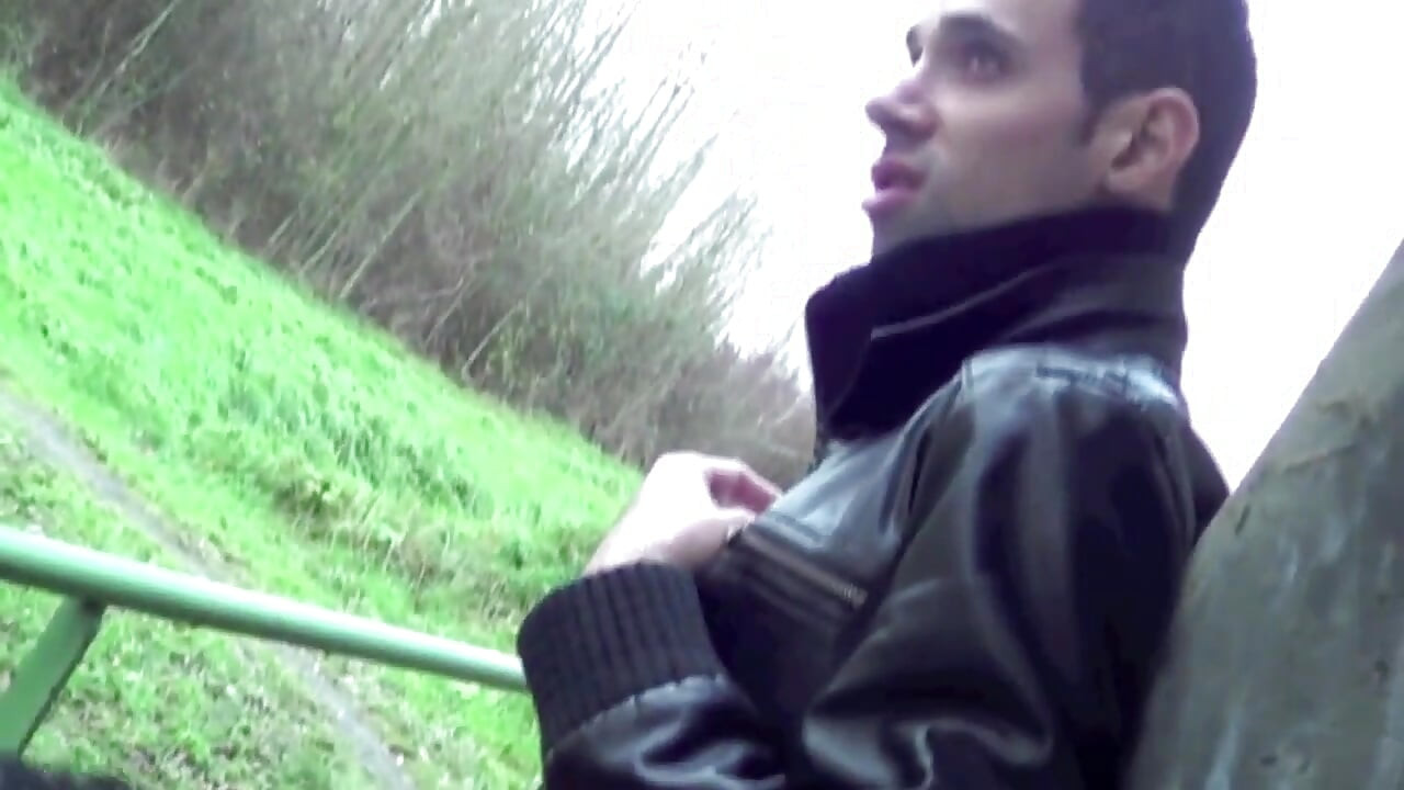 Sexy twink von direkt in der nähe der straße im freien gefickt