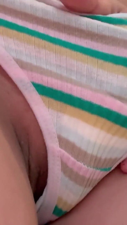Adik tiri maxi pad lagi asik masturbasi dan pamer tubuh bahenolnya sebelum lanjut mainin memek dan masukin memeknya | Klip 2