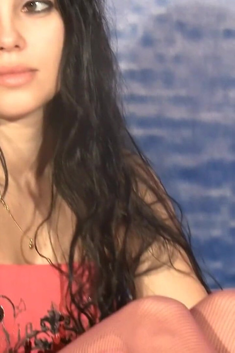 Frumusețea brunetă Diana fumând o țigară în videoclip cu fetiș cu picioarele