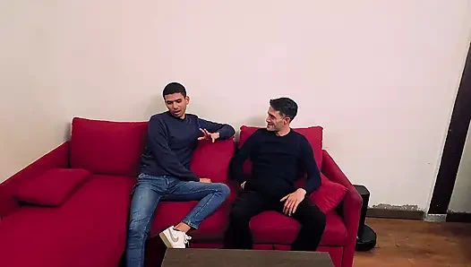 Die Vermieterin kommt zum Haus, um Messungen für die Renovierungsarbeiten zu machen, und wir ficken sie wie einen Hund, wir beide.