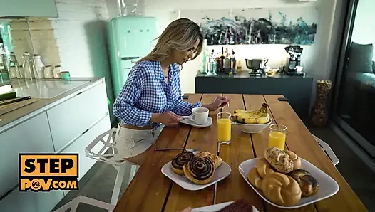 itspov - üvey babasının boşalmasını Shalina Devine, Lana Roy ve Lika Star ile paylaşıyor