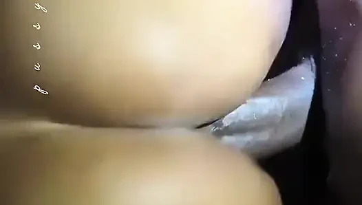 Зрелая крошка тверкает на хуище и сквиртует