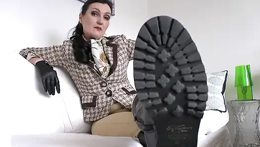 Şimdi de tabanlarımı yalaacaksın, başörtüsü sürtüğü! Lady Victoria Valente