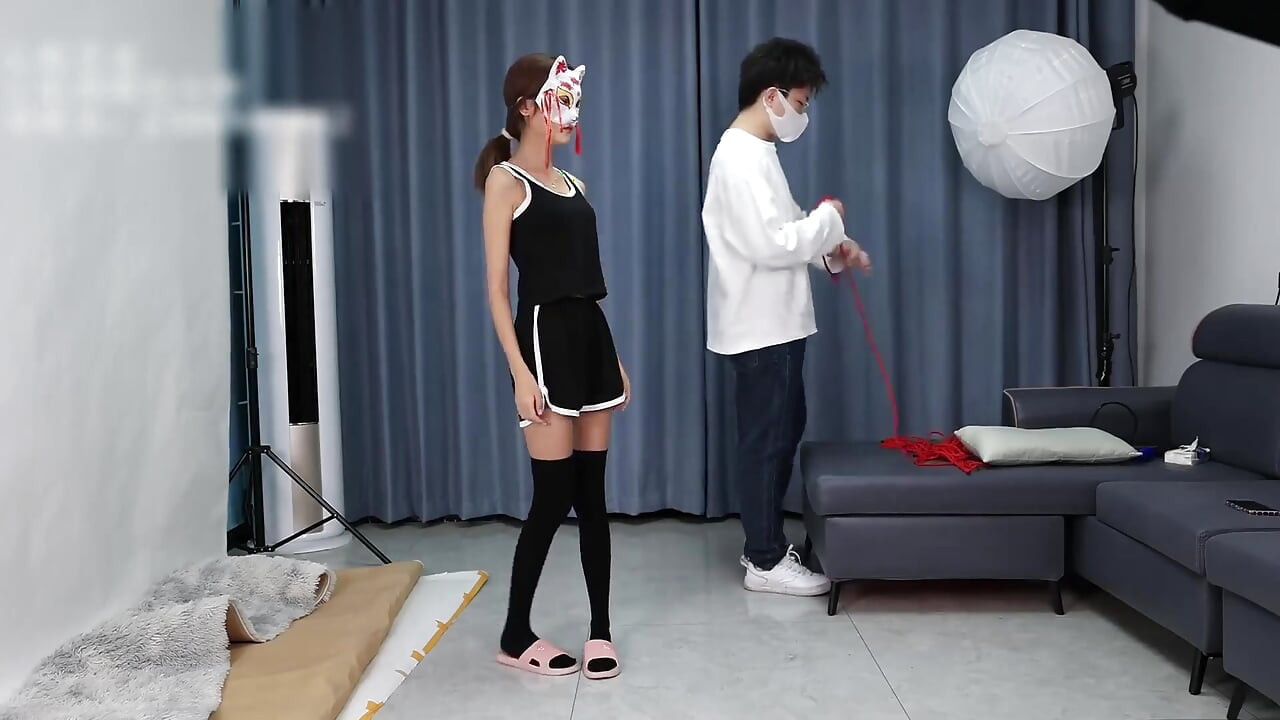 年轻美丽纤细的可爱女友, 黑丝, 红绳子, 束缚