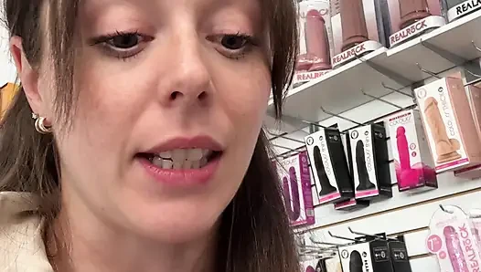 Seks videosu! Yeni bir oyuncak için benimle alışveriş yapın, sonra onu kullanmamı izleyin!