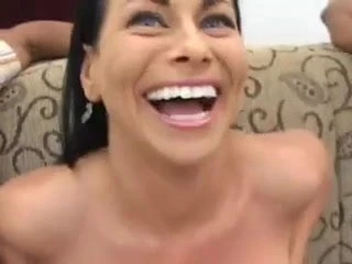Η milf Harley τα βάζει με 4 πούτσες