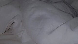 Bermain rahsia dengan pepek saya di sebelah suami. Dia tidak dapat memuaskan saya