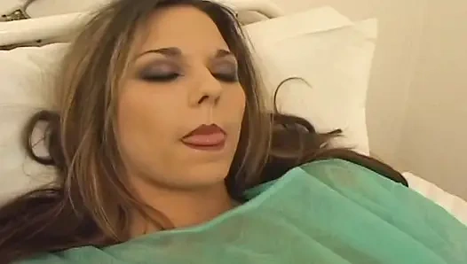 Cewek rambut cokelat sempurna dientot sama beberapa dokter