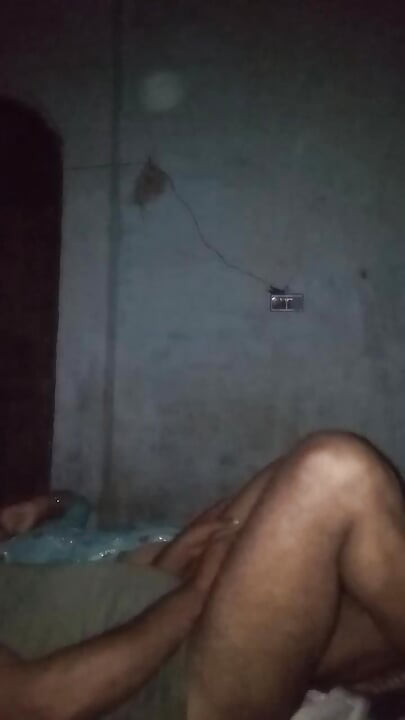 Bhabhi ne apni chut me mall under dalbaya