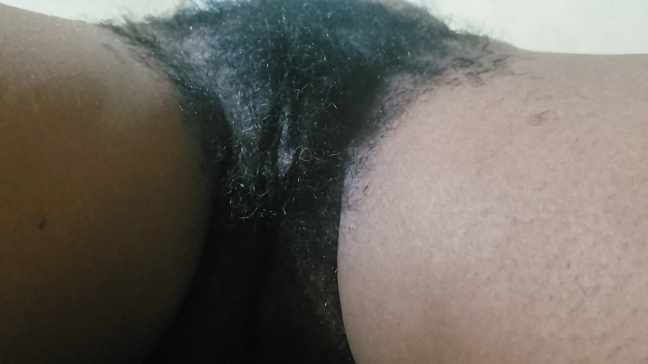 毛深い膣のMILFは、情熱的な大人の出会いで激しいセックスを楽しんでいます