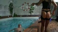 Císařovna kruté mlácení koulí v bazénu