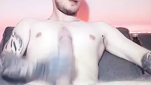 Dövmeli Rus adam kenarlar büyük kalın horoz üzerinde kam