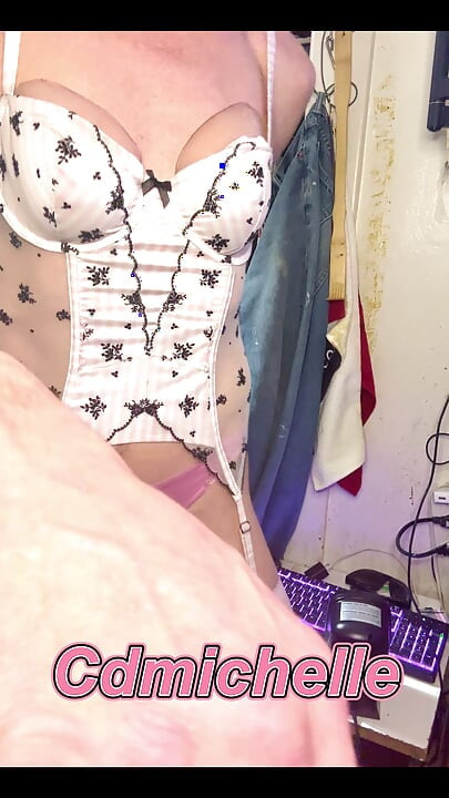 CDMichelle в сексуальном нижнем белье принимает шоу-скачки на дилдо