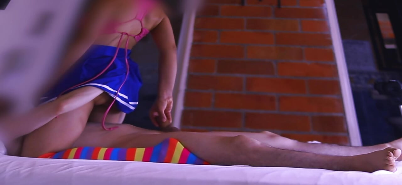 Sin libros, solo placer: La alumna traviesa cabalga a su mejor amigo en el salón.