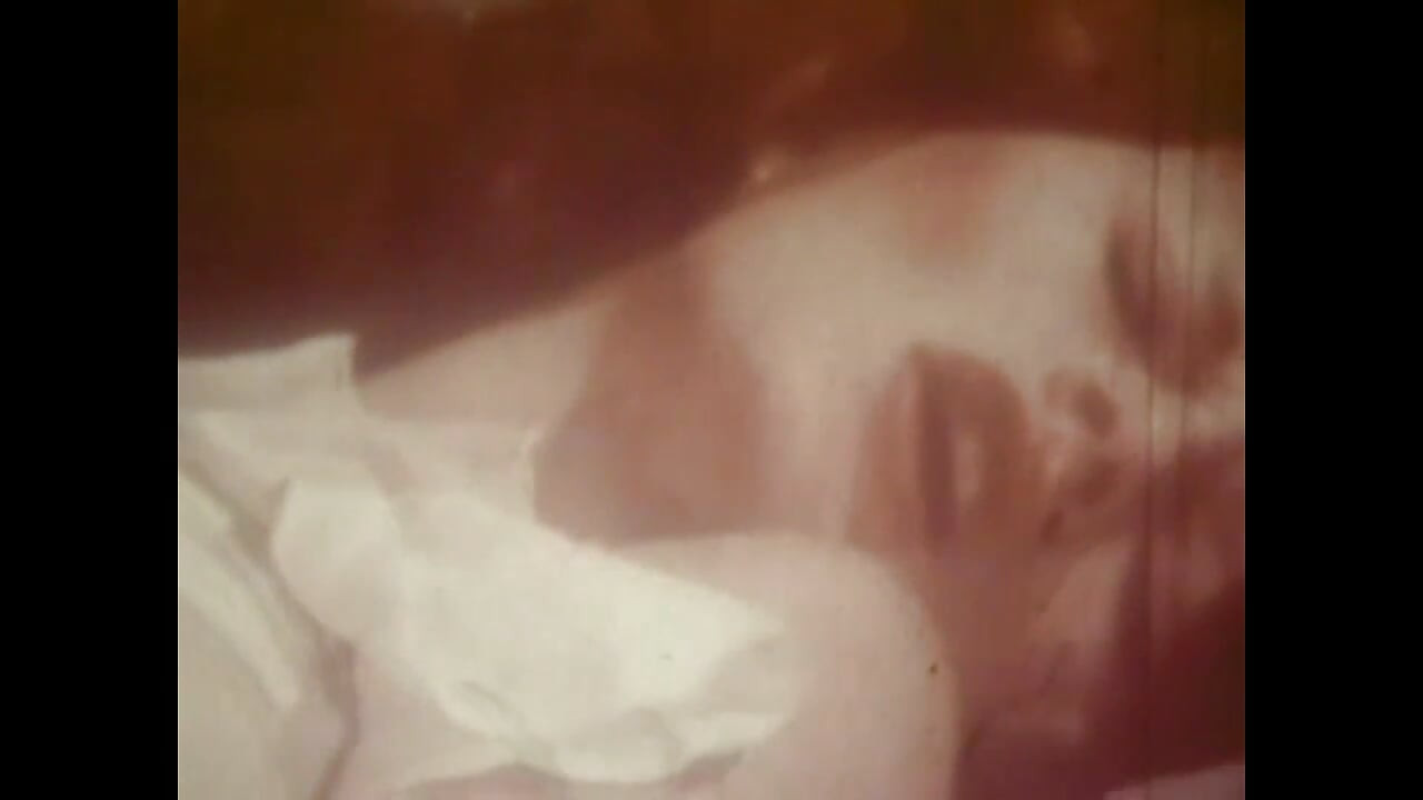 Deslumbrante vintage solo sexo para uma gata gostosa com peitos enormes dedilhando sua buceta peluda