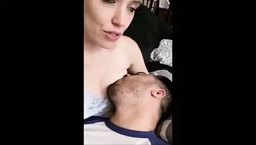 Жена получает двойной оргазм от кормления грудью своего мужа