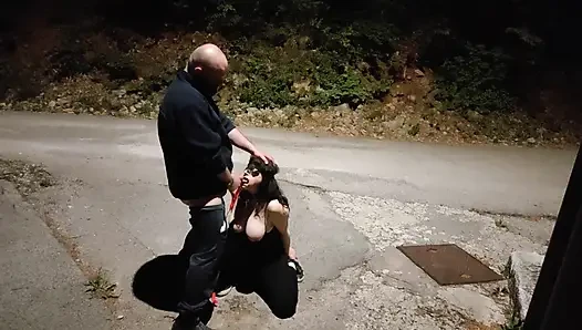 Kocam arkadaşlarının yarağını emmeme izin veriyor. Daha fazlasını istiyorum.